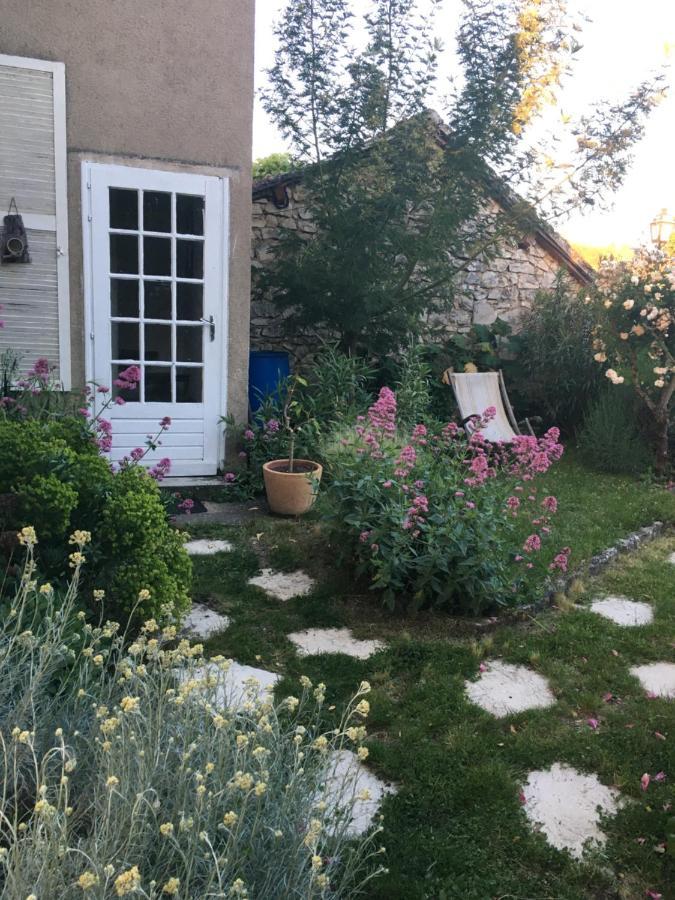 Chez Fred Avec Vue Sur Le Chateau Angles-sur-lʼAnglin Exterior foto
