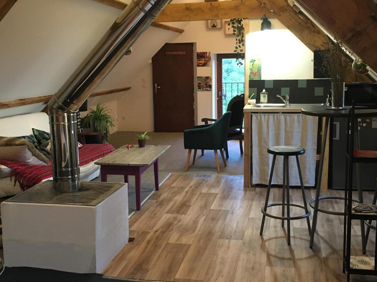 Chez Fred Avec Vue Sur Le Chateau Angles-sur-lʼAnglin Exterior foto
